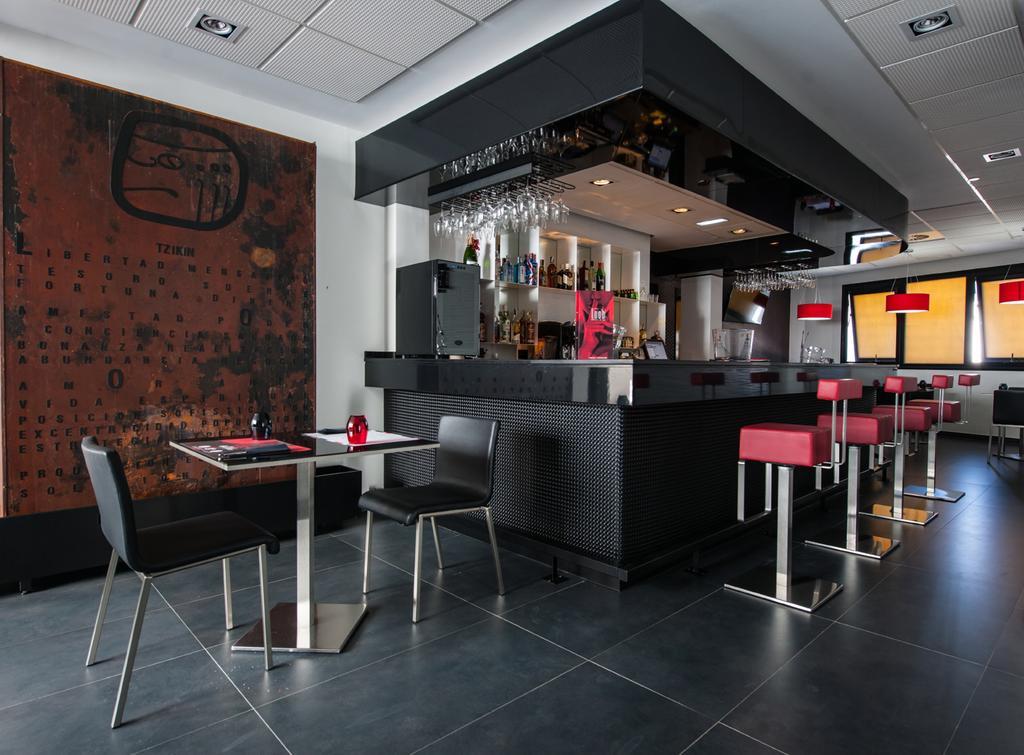 Hotel Loob Madrid (Adults Only) Torrejon de Ardoz Bagian luar foto