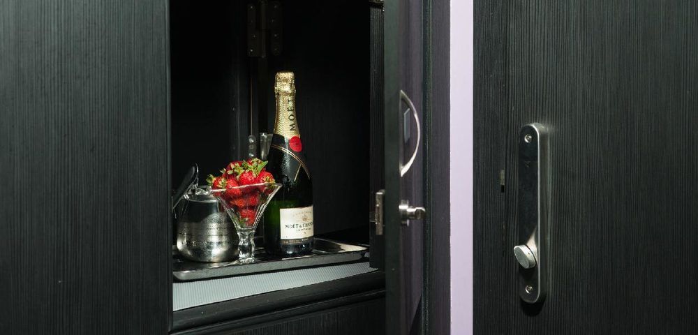 Hotel Loob Madrid (Adults Only) Torrejon de Ardoz Bagian luar foto
